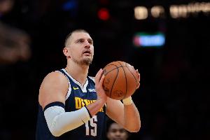 克尼佩尔：约基奇看起来似乎也没特别卖力 但一看数据又是29+13+9